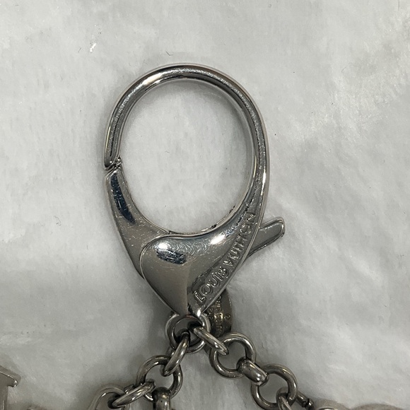 Louis Vuitton Fleur d'Epi bag charm in red with silver-tone hardware - Picture 6 of 9